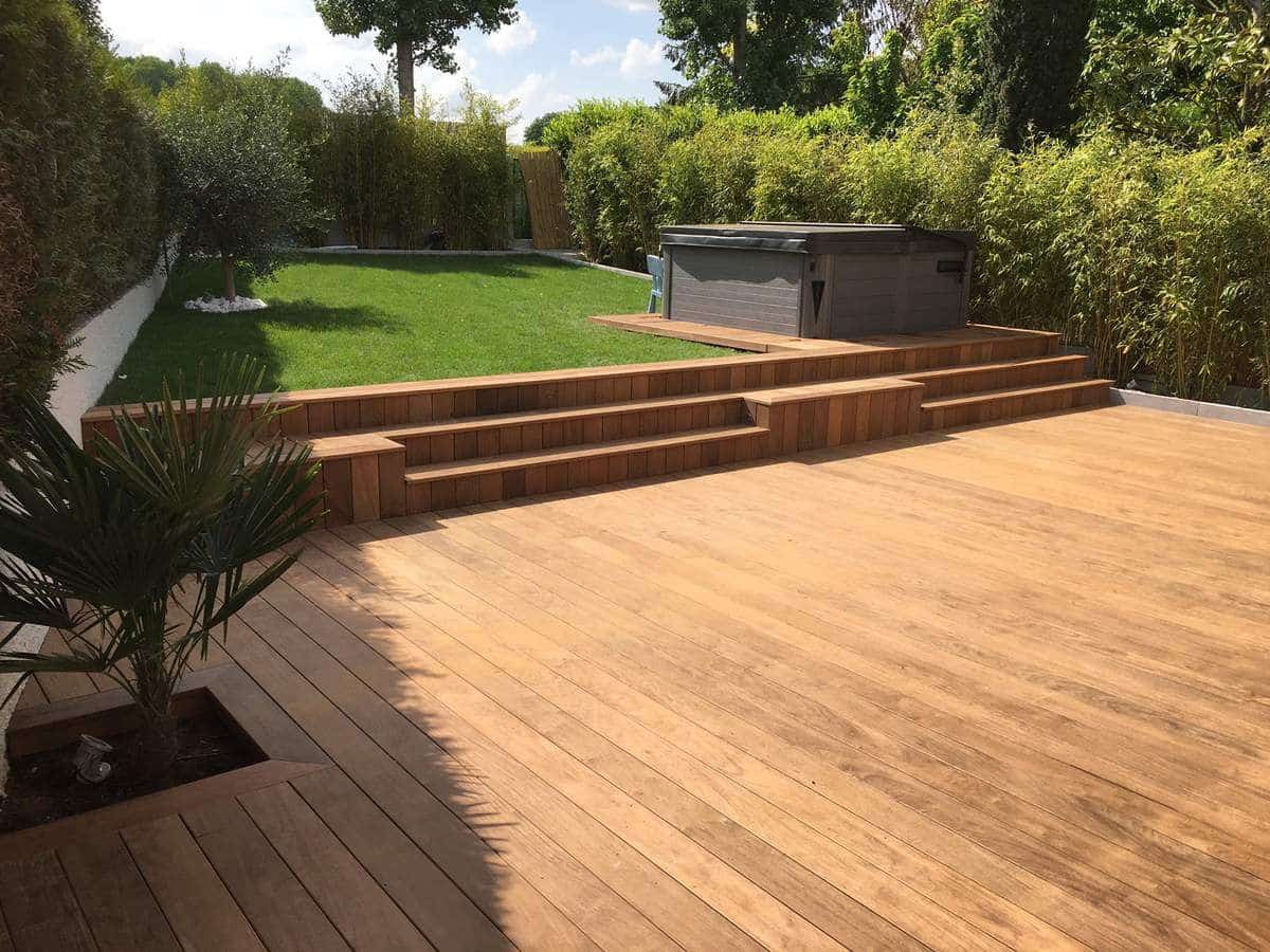 Une terrasse en bois avec des escaliers, un abri de jardin, un jardin, des bordures maçonnées DC PaYsage sur l'île de Ré