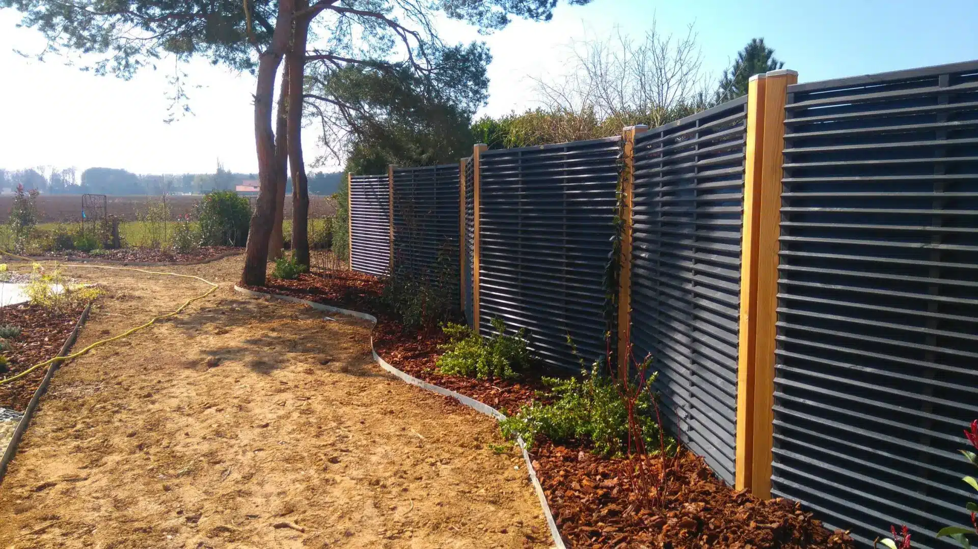 gros plan sur des panneaux composites qui créent une clôtuyre sur l'île de Ré