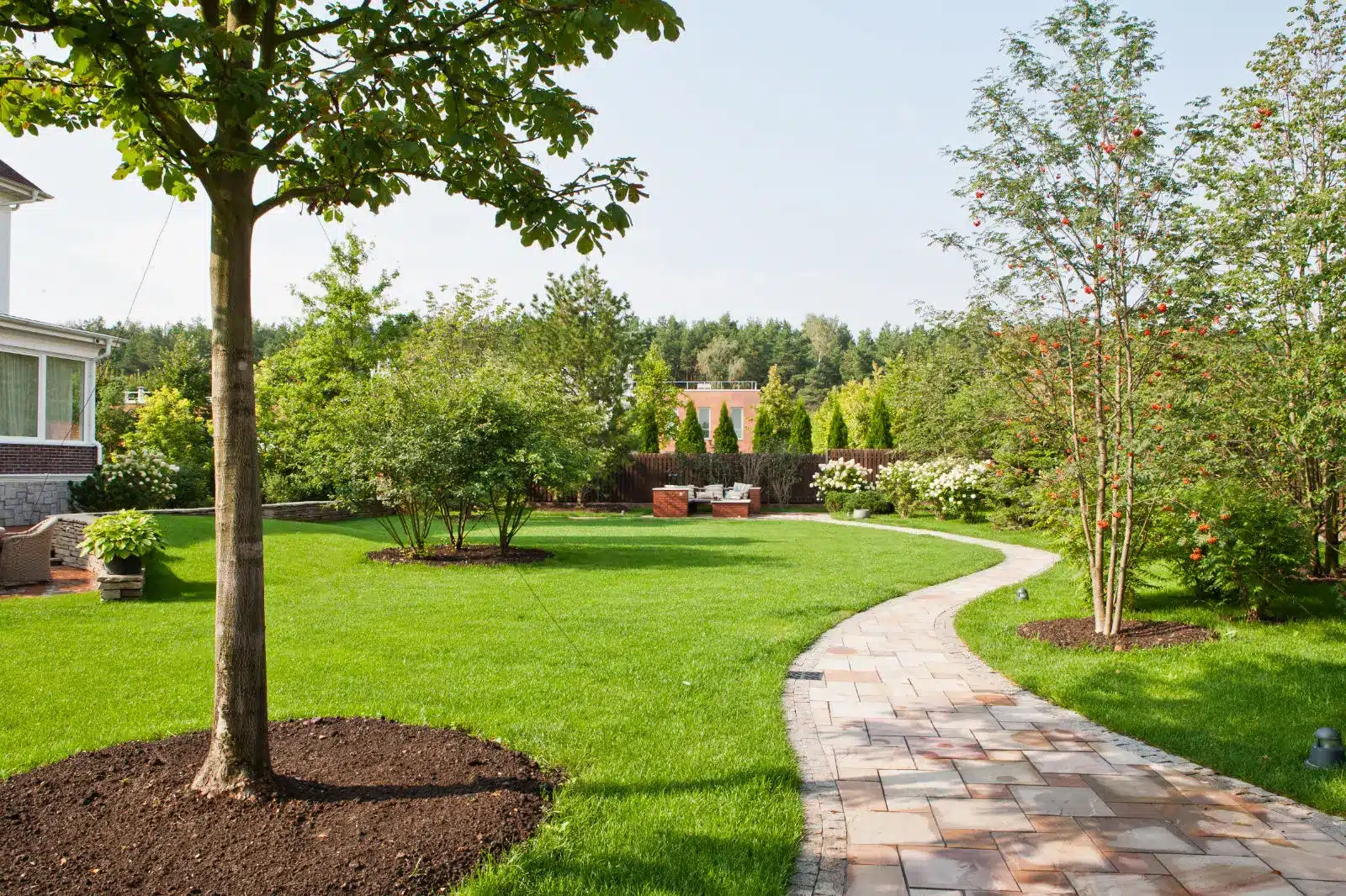 Vu sur une allée extérieur, structurée dans un jardin réalisé à l'aide de pavés par dc paysage