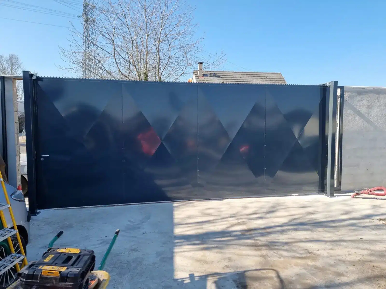 Un portail métallique installé par DC PaYsage sur l'île de Ré