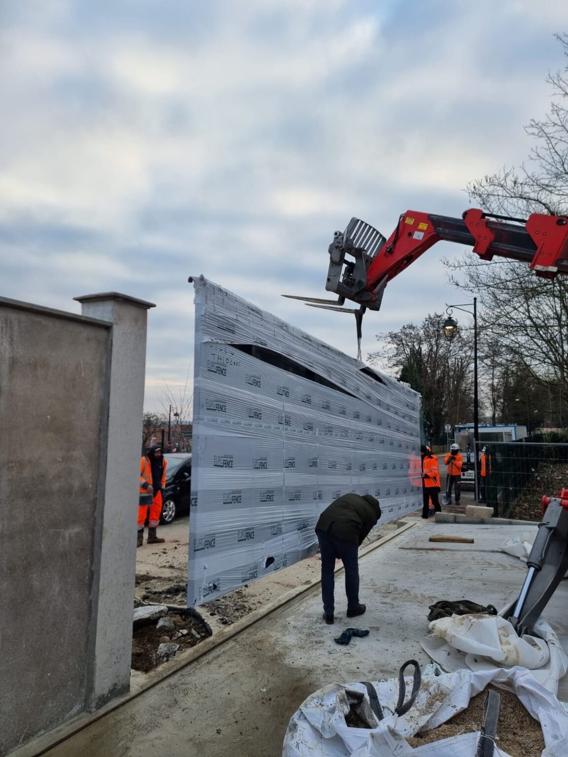 Vue sur une pergola réalisée sur-mesure et adossée à une maison avec un travail de maçonnerie réalisé par Charente maçonnerie à Cognac