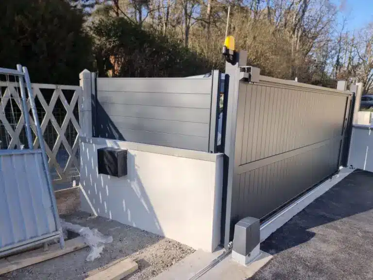 Vu sur un portail entouré de mur de muret d'ouvrage maçonnées réalisé par Charente-Maritime à Cognac