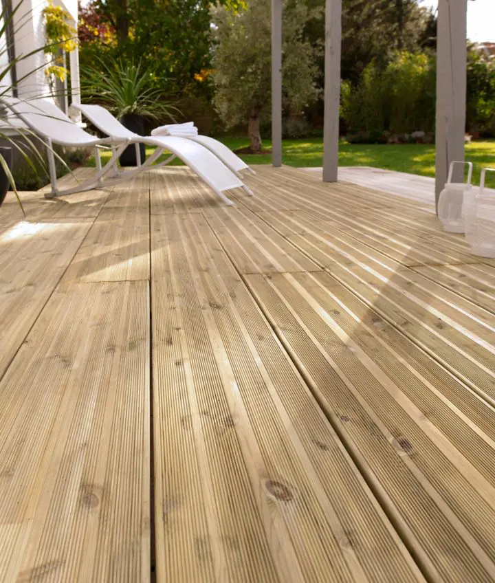 Vue transverse sur des lames en bois pour créer pour une terrasse en bois, construite par DC PaYsage sur l'île de Ré