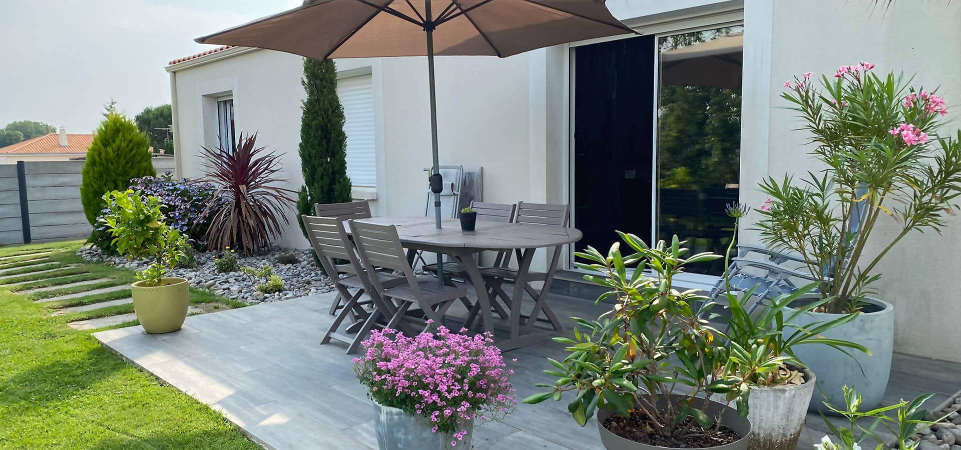 Vu sur une terrasse, installée par DC PaYsage à l'arrière d'une maison